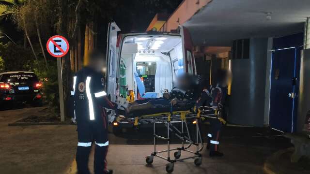 Jovem leva tiros nos dois pés após dupla abrir fogo em frente de casa