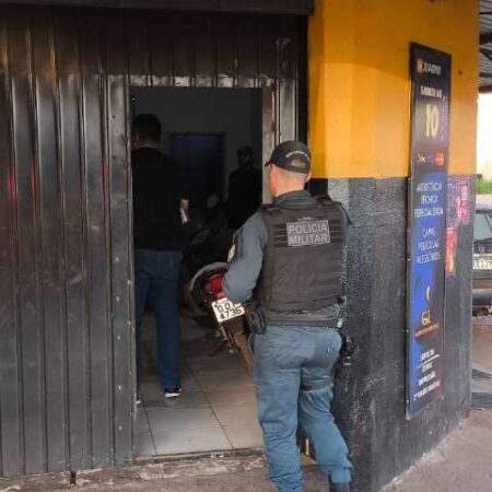 Homem é encontrado morto com mãos amarradas dentro de loja
