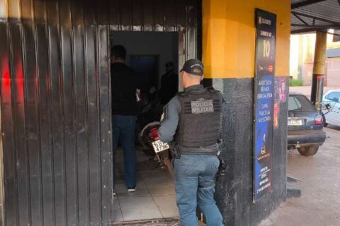 Homem é encontrado morto com mãos amarradas dentro de loja