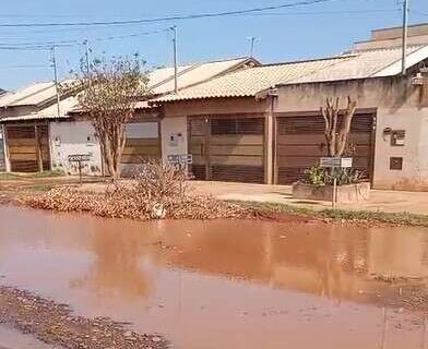 Morador mostra rua ainda alagada 3 dias após chuva e pede agilidade no asfalto