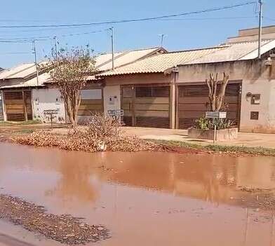Morador mostra rua ainda alagada 3 dias após chuva e pede agilidade no asfalto