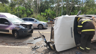 Motorista fica presa às ferragens após carro tombar em colisão frontal Motorista fica presa às ferragens após carro tombar em colisão frontal