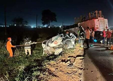 Jovem de 19 anos morre ao bater carro em caminhão na BR-262