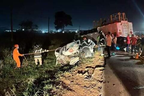 Jovem de 19 anos morre ao bater carro em caminhão na BR-262