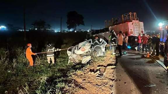 Jovem de 19 anos morre ao bater carro em caminhão na BR-262