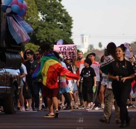 Manifestantes ocupam ruas da Capital na 1ª Marcha Trans e Travesti de MS