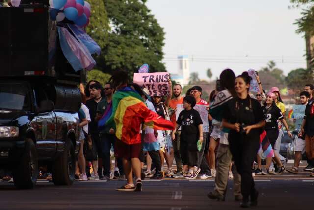 Manifestantes ocupam ruas da Capital na 1ª Marcha Trans e Travesti de MS