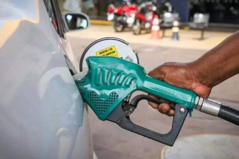 Governo prorroga por 30 dias subsídio de R$ 0,44 por litro da gasolina
