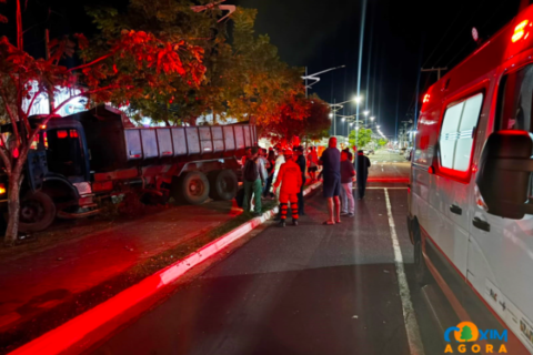 Caminhão perde freio, atinge 3 veículos estacionados e deixa dois feridos