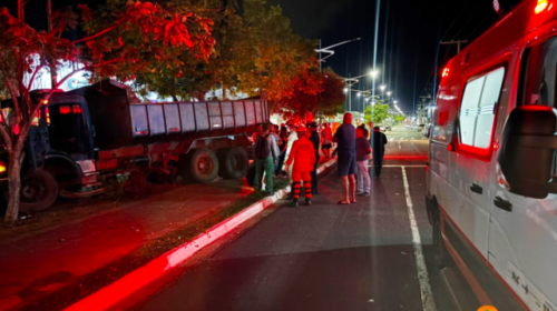 Caminhão perde freio, atinge 3 veículos estacionados e deixa dois feridos