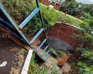 Ponte cede após temporal e interrompe ligação entre Jardim Leblon e São Conrado