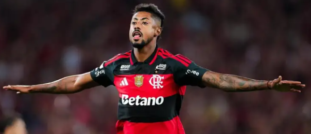 Flamengo vence Vitória por 2 a 0 e encurta distância para o líder
