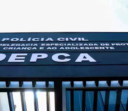 Denúncia leva ao resgate de irmãos deixados sozinhos em casa trancada