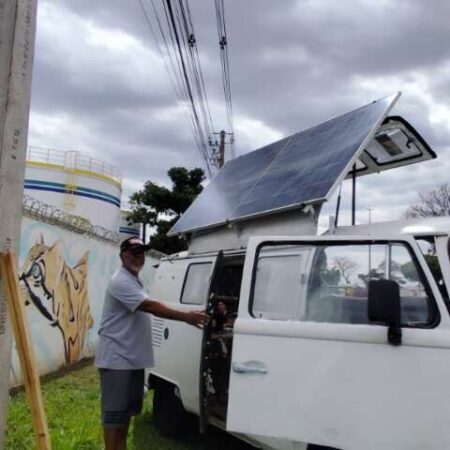 Com teto solar ajustável, Kombi vende salgados a R$ 3