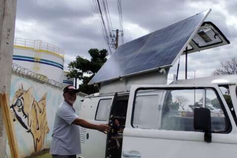 Com teto solar ajustável, Kombi vende salgados a R$ 3