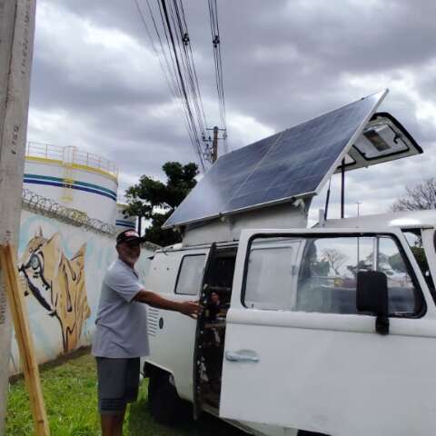 Com teto solar ajustável, Kombi vende salgados a R$ 3