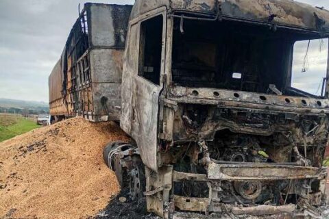 Carreta com soja fica destruída após incêndio e motorista sai ileso