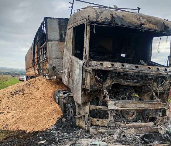 Carreta com soja fica destruída após incêndio e motorista sai ileso