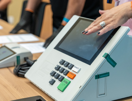 Candidatos aproveitam sábado para percorrer o interior e caminhar pelos bairros