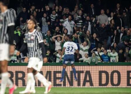 Coritiba vence Corinthians e ultrapassa rival no Brasileirão