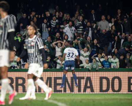 Coritiba vence Corinthians e ultrapassa rival no Brasileirão
