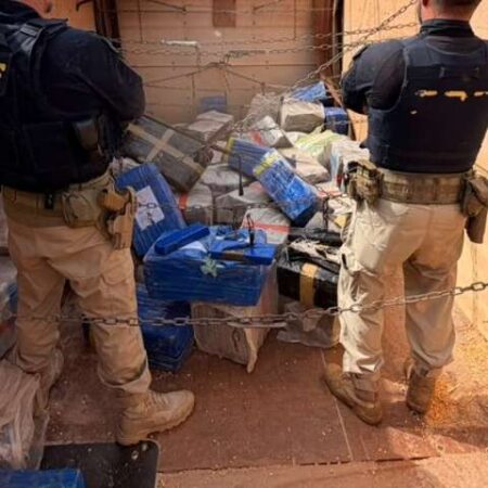Motorista é preso com 3,2 toneladas de maconha em carreta de milho