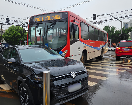 Casal de turistas da África do Sul confunde sinalização e é atingido por ônibus