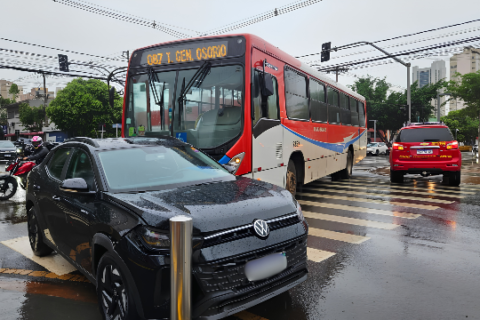 Casal de turistas da África do Sul confunde sinalização e é atingido por ônibus