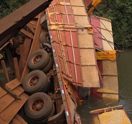 Carreta cai em rio após ponte de madeira ceder em Sidrolândia