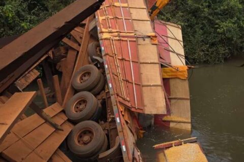 Carreta cai em rio após ponte de madeira ceder em Sidrolândia