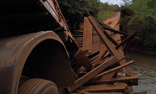 Carreta cai em rio após ponte de madeira ceder em Sidrolândia Carreta cai em rio após ponte de madeira ceder em Sidrolândia