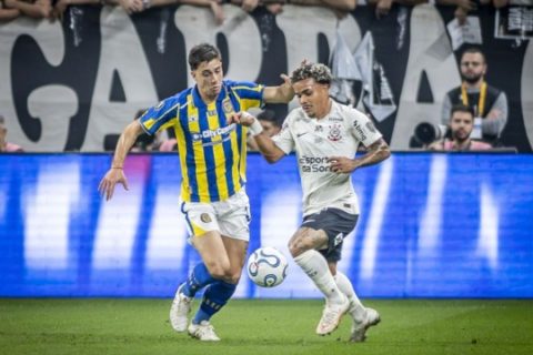 Corinthians supera expulsão, bate Rosario e vai às quartas da Libertadores