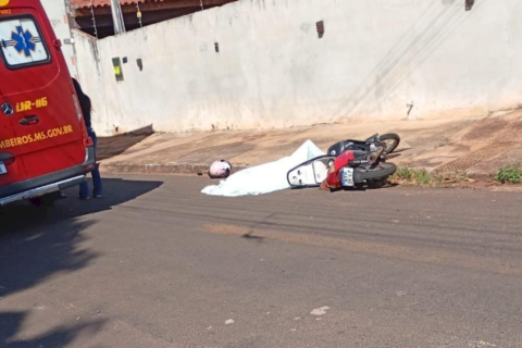 Cozinheira de asilo morre em acidente entre caminhão e moto