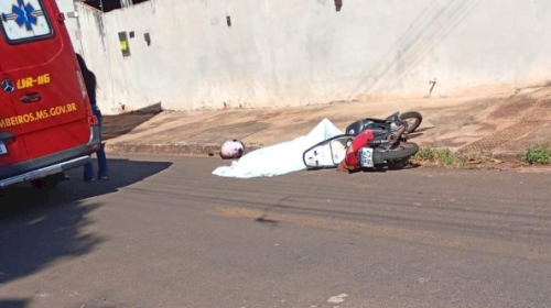Cozinheira de asilo morre em acidente entre caminhão e moto