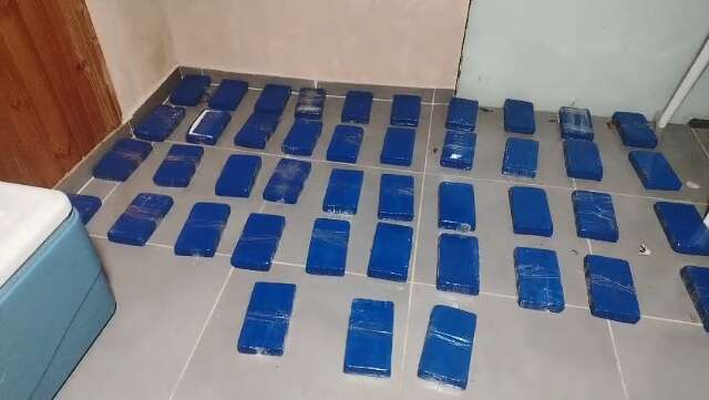 Trio é detido com 43 tabletes de cocaína em açougue na fronteira