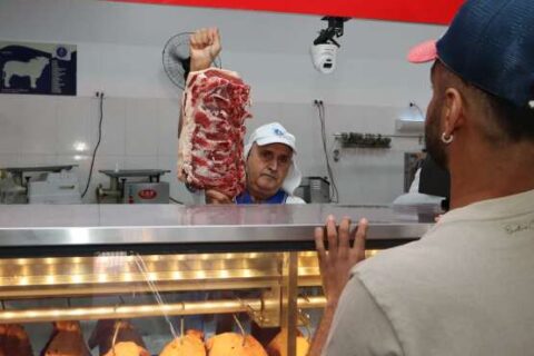 Enquanto mães comem fora, churrasco faz açougues bombarem para o Dia dos Pais