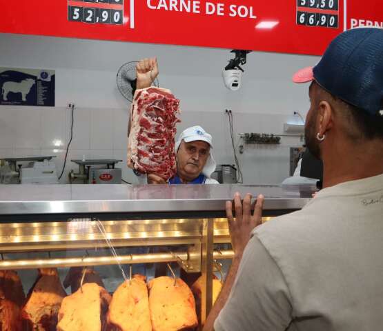 Enquanto mães comem fora, churrasco faz açougues bombarem para o Dia dos Pais