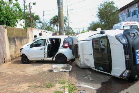Cruzamento sem sinalização causa capotagem na Vila Nasser