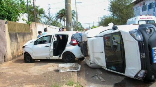Cruzamento sem sinalização causa capotagem na Vila Nasser