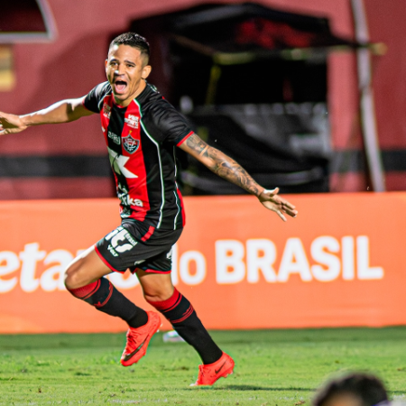 Vitória goleia Athletico-PR por 4 a 0 e avança às quartas da Copa do Brasil