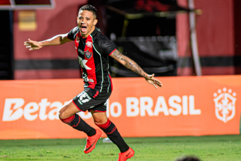 Vitória goleia Athletico-PR por 4 a 0 e avança às quartas da Copa do Brasil