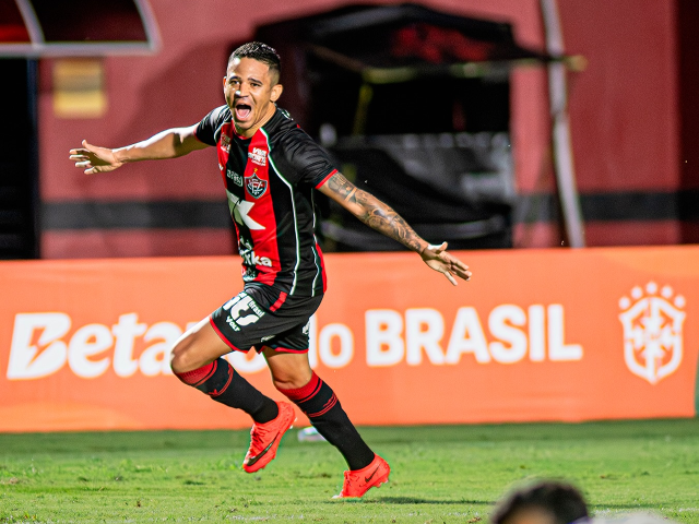 Vitória goleia Athletico-PR por 4 a 0 e avança às quartas da Copa do Brasil