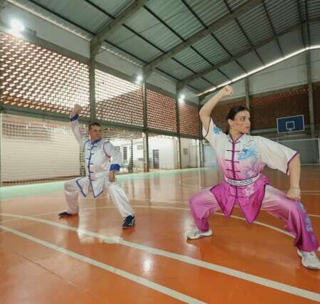 Pais passam kung-fu de geração em geração e agora treinam as filhas