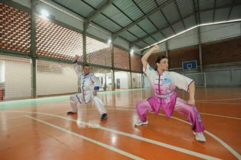 Pais passam kung-fu de geração em geração e agora treinam as filhas