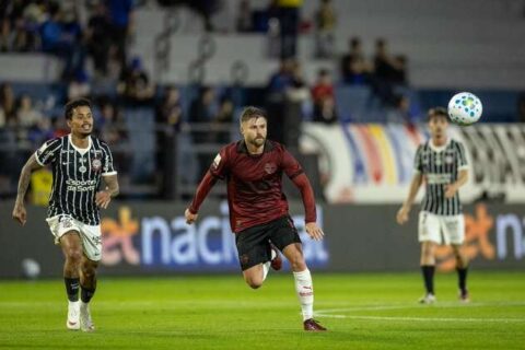 Corinthians vence Bragantino por 2 a 0 e sobe para 7º no Brasileirão