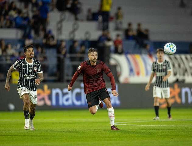 Corinthians vence Bragantino por 2 a 0 e sobe para 7º no Brasileirão
