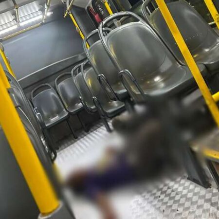 Passageiro desmaia e fica caído entre bancos de ônibus na Afonso Pena