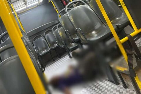 Passageiro desmaia e fica caído entre bancos de ônibus na Afonso Pena