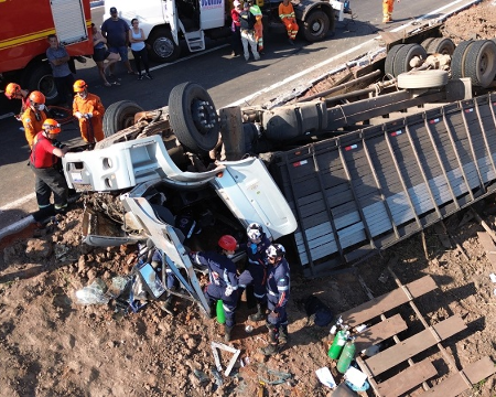 Caminhão com gado tomba na BR-262 e deixa motorista preso às ferragens