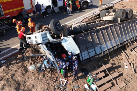 Caminhão com gado tomba na BR-262 e deixa motorista preso às ferragens
